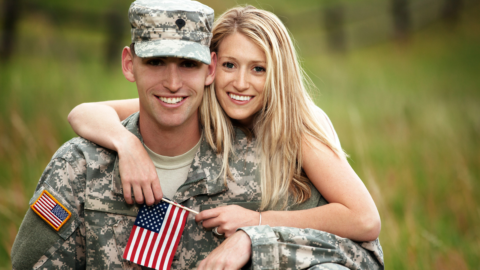Жена военного 1. Семья военного. Жена военного. Жена солдата. Фотосессия военного с семьей.
