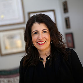 Headshot of Professor Laura Hernandez
